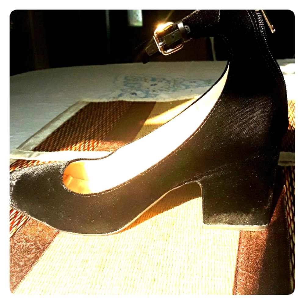 EUC Marc Fisher black velvet heels